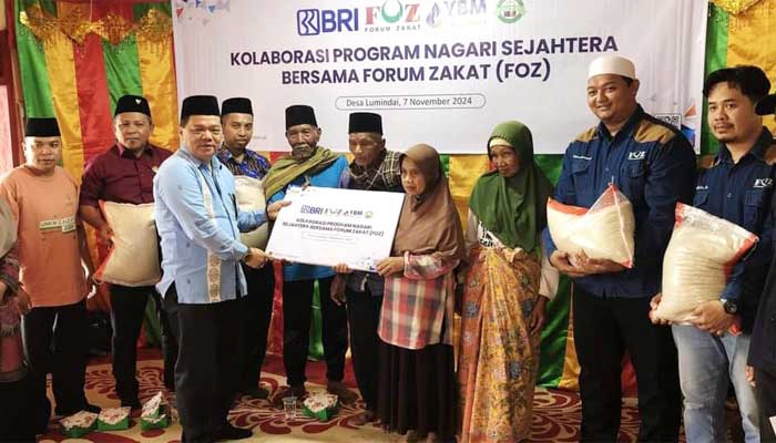 Kemenag Sawahlunto bersama FOZ, Salurkan Bantuan 250 Karung Beras untuk Kampung Zakat Lumindai