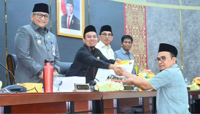 Sekwan hendrizal Azhar serahkan pendapat akhir fraksi tentang Ranperda APBD TA 2025 kepada Ketua DPRD Kota Padang, Muharlion.