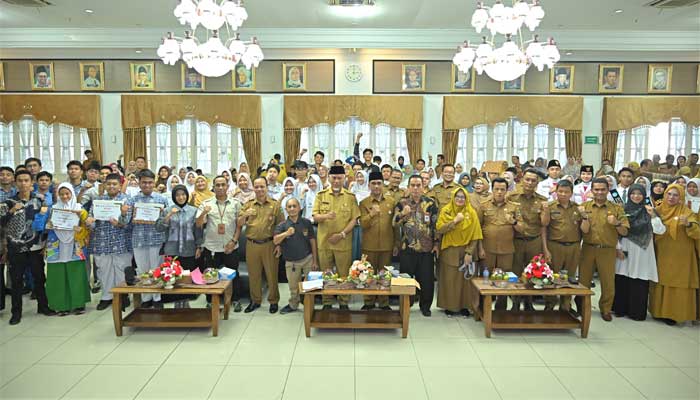 Gubernur Mahyeldi Serahkan Penghargaan untuk 76 Pelajar Sumbar Berprestasi 1 Gubernur Mahyeldi Serahkan Penghargaan untuk 76 Pelajar Sumbar Berprestasi