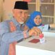 Gubernur Sumbar, Mahyeldi bersama istri salurkan hak pilih pada Pilkada 2024 di TPS 005 Kompleks Kampus STISIP Imam Bonjol Jati Baru, Kota Padang