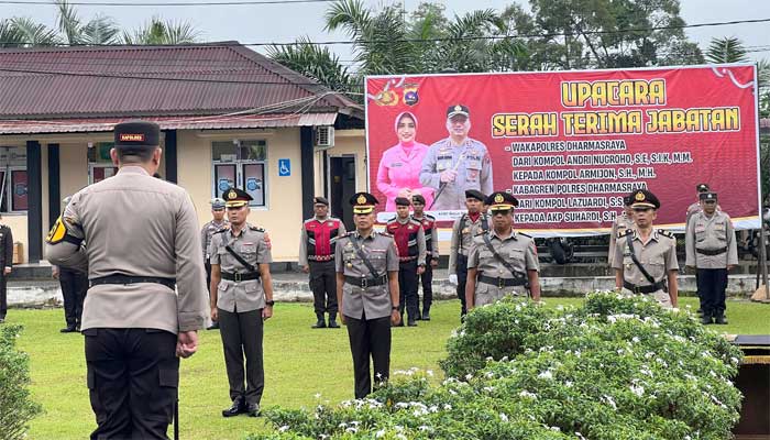 Kapolres Dharmasraya, AKBP Bagus Ikhwan, memimpin upacara serah terima jabatan Wakapolres dan Kabagren