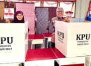 Ketua DPRD Sumbar Salurkan Hak Pilih di Pilkada 2024 di TPS 13 Jati Parak Salai Padang