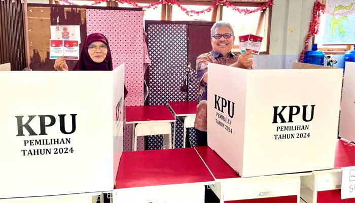 Ketua DPRD Sumbar Salurkan Hak Pilih di Pilkada 2024 di TPS 13 Jati Parak Salai Padang 1 Ketua DPRD Sumbar Salurkan Hak Pilih di Pilkada 2024 di TPS 13 Jati Parak Salai Padang