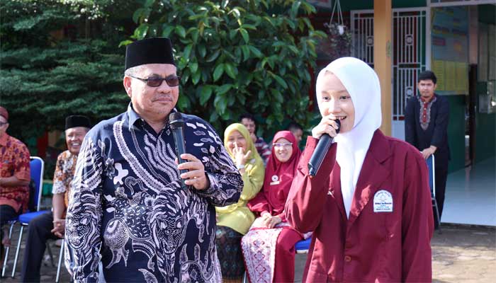 Berikan Tausiah di SMAN 16 Padang, Ini Pesan Ketua DPRD Sumbar