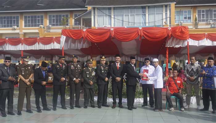 Pemkab Pasbar serahkan sertifikat pada peringatan Hari Pahlawan ke-79 dan Hari Kesehatan Nasional ke-60