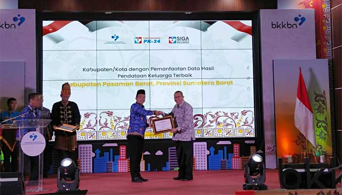 Pemkab Pasbar Terima Piagam Apresiasi Pemanfaatan Data Hasil Pendataan Keluarga Terbaik 2024 1 Pemkab Pasbar Terima Piagam Apresiasi Pemanfaatan Data Hasil Pendataan Keluarga Terbaik 2024