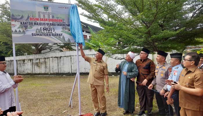 Gubernur Mahyeldi resmikan lokasi pembangunan Kantor MUI Sumbar di kompleks Masjid Raya Syekh Ahmad Khatib Al Minangkabau