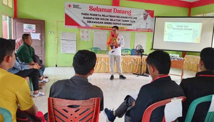 Kadiskes Pendewal Jadi Pemateri dalam Pelatihan Relawan KSR PMI Solok Selatan
