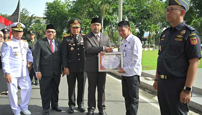Plt. Gubernur, Audy Joinaldy berikan penghargaan kepada tiga perwakilan yang berjasa dalam pengungkapan kasus narkotika di Sumatera Barat