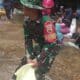 Personel Koramil-15/BPL dan Warga Gunung Berkat Gelar Gotong Royong pengambilan material batu sirtu