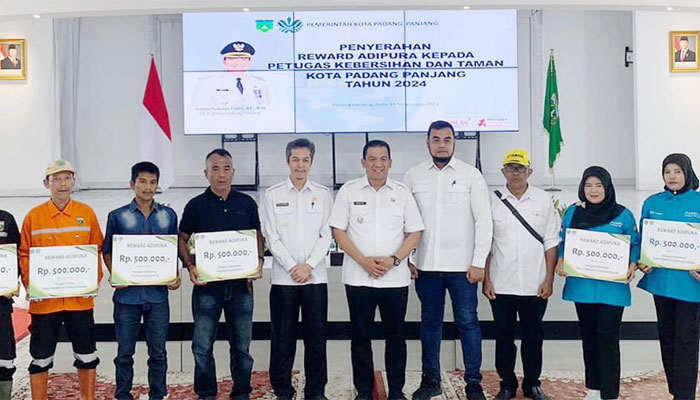 334 Petugas Kebersihan Kota Padang Panjang Terima Bonus Piala Adipura ke-16 1 334 Petugas Kebersihan Kota Padang Panjang Terima Bonus Piala Adipura ke-16