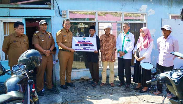 Pj Wako Padang Panjang Bantu Korban Kebakaran di Balai-Balai