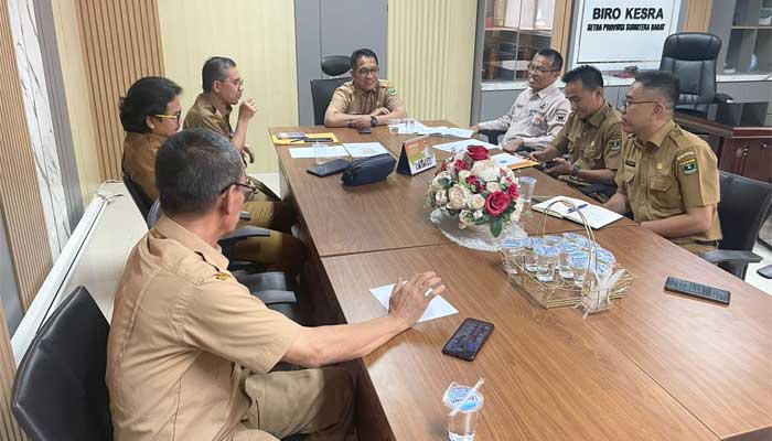 Kepala Biro Kesra Setdaprov Sumbar, Al Amin memimpin rapat terkait pembangunan kantor MUI