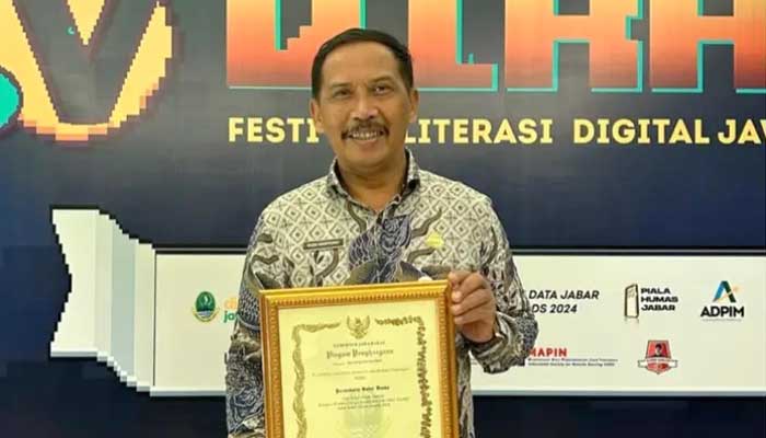 Kepala Diskominfo Purwakarta, Rudi Hartono terima Penghargaan Unit Saber Hoaks Daerah Teraktif