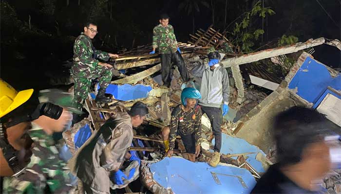 Tim Gabungan sedang melakukan pencarian korban tanah longsor di Kecamatan Bruno, Purworejo, Jawa Tengah