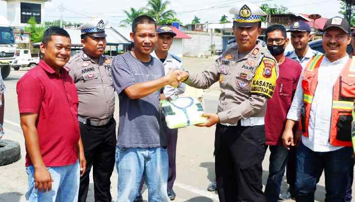 Satlantas Polres Dharmasraya Monitoring Pembagian Rompi Lalu Lintas kepada Petugas Jaga Buka Tutup