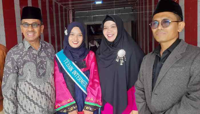 Kepala Dinas Pendidikan Sumatera Barat, Barlius bersama lulusan Bahasa Korea
