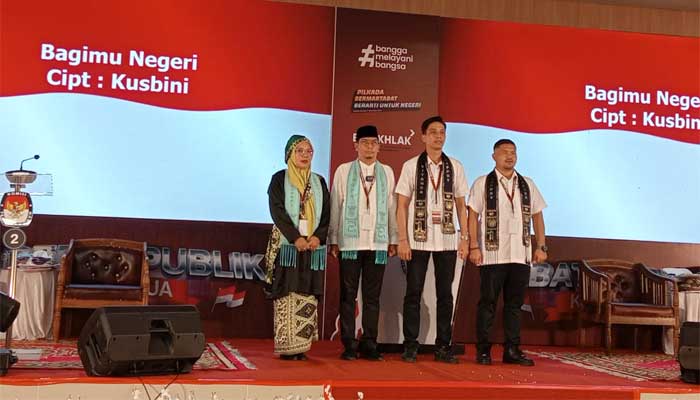 Pasangan calon Wali Kota dan Wakil Wali Kota Sawahlunto dalam debat publik terakhir