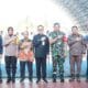 Pjs Wali Kota Hani Syopiar Rustam bersama Forkopimda Kota Bukittinggi meninjau kesiapan dan ketersediaan logistik Pilkada 2024 ke gudang penyimpanan logistik Pilkada di GOR Bermawi