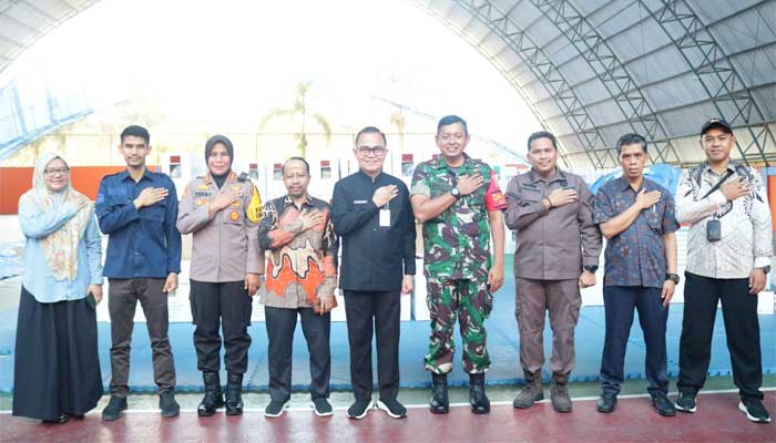 Pjs Wali Kota Hani Syopiar Rustam bersama Forkopimda Kota Bukittinggi meninjau kesiapan dan ketersediaan logistik Pilkada 2024 ke gudang penyimpanan logistik Pilkada di GOR Bermawi