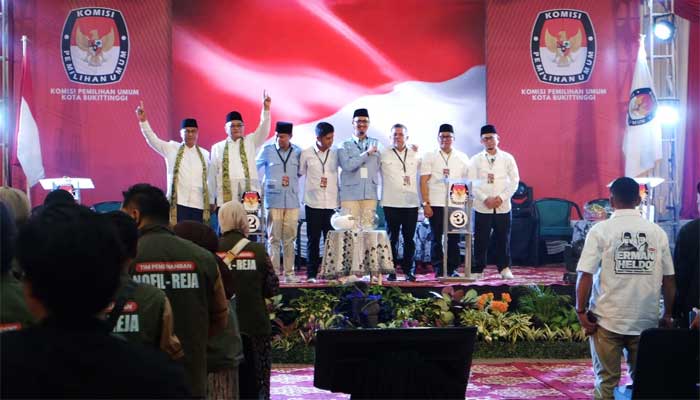 Paslon Pilkada Kota Bukittinggi saat mengikuti debat publik