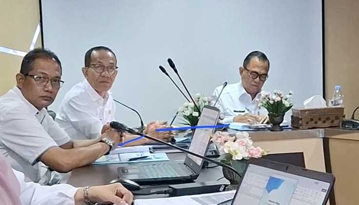 Pjs Wali Kota Bukittinggi, H. Hani Syopiar Rustam memimpin rapat koordinasi progres program Rumah Tidak Layak Huni (RTLH) tahun 2024