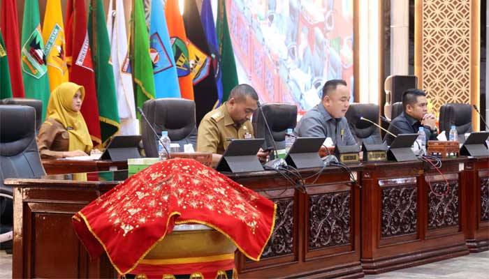 Rapat paripurna DPRD Sumbar dengan agenda jawaban Gubernur terkait pandangan umum fraksi-fraksi terhadap rancangan APBD Tahun 2025
