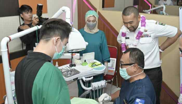 Baru Ada 8 Orang, Plt Gubernur Sumbar Berharap FKG Unand Segerakan Prodi Spesialis Ortodonti 1 Bakti Sosial Penyuluhan dan Pemasangan NAM serta Perawatan Ortodonti Cekat terhadap ratusan pelajar di RSGM Unand