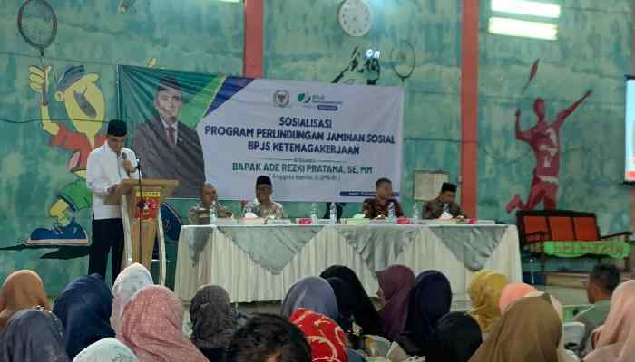 Anggota DPR Ade Rezki Pratama Sosialisasikan Program Perlindungan Jamsostek di Baso 1 Anggota DPR Ade Rezki Pratama Sosialisasikan Program Perlindungan Jamsostek di Baso