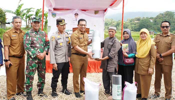Pemko Padang Panjang Salurkan Bantuan Sarana Produksi bagi Petani Cabai