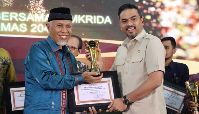 Gubernur Sumbar, Mahyeldi Terima Penghargaan dari Menteri UMKM