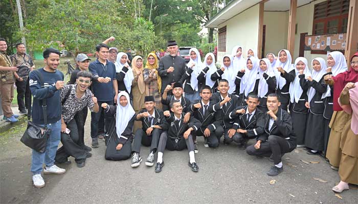 Gubernur Sumbar Hadiri Syuting Film Tragedi Nia Kurniasari di SMA INS Kayu Tanam 1 Gubernur Sumbar, Mahyeldi saat menghadiri Syuting Film Tragedi Nia Kurniasari di SMA INS Kayu Tanam, Kabupaten Padang Pariaman