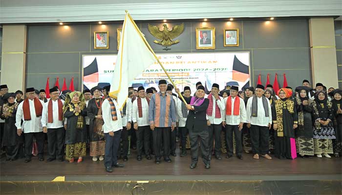 Gubernur Sumbar Kukuhkan Pengurus Solok Saiyo Sakato Periode 2024-2028 1 Gubernur Sumbar, Mahyeldi kukuhkan Pengurus Solok Saiyo Sakato Periode 2024-2028