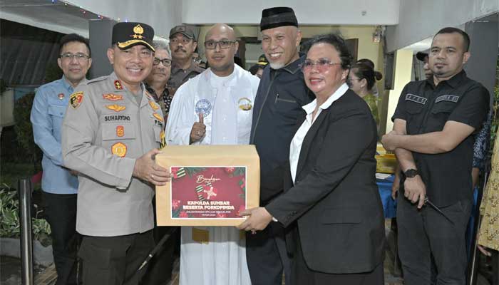 Gubernur Sumbar bersama Kapolda Tinjau Pos Pam dan Gereja