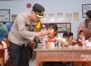 Polres Blitar Gelar Program Makan Sehat Gratis di SDN 1 Kendalrejo
