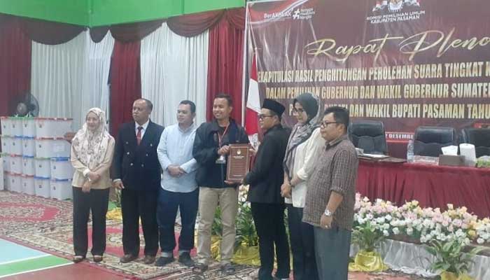Ditetapkan sebagai Pemenang Pilkada Pasaman, Welly - Anggit Sukses Tumbangkan Petahana 1 KPU Tetapkan Welly - Anggit sebagai Pemenang Pilkada Pasaman