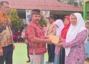 Kepala MAN 1 Solok Selatan, Zulkifli serahkan Rapor siswa