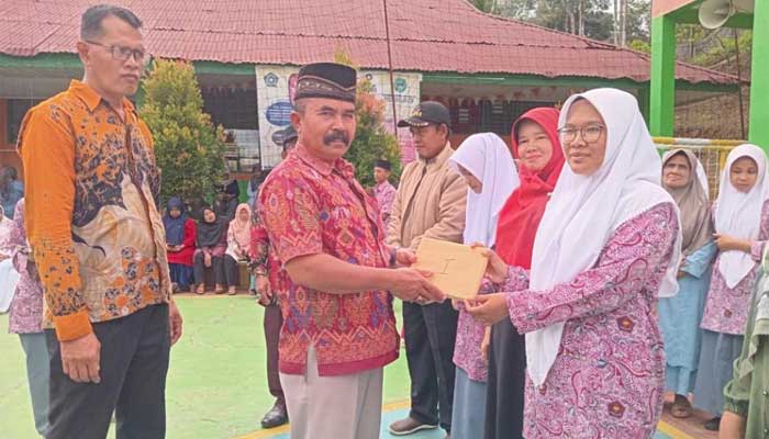 Kepala MAN 1 Solok Selatan, Zulkifli serahkan Rapor siswa