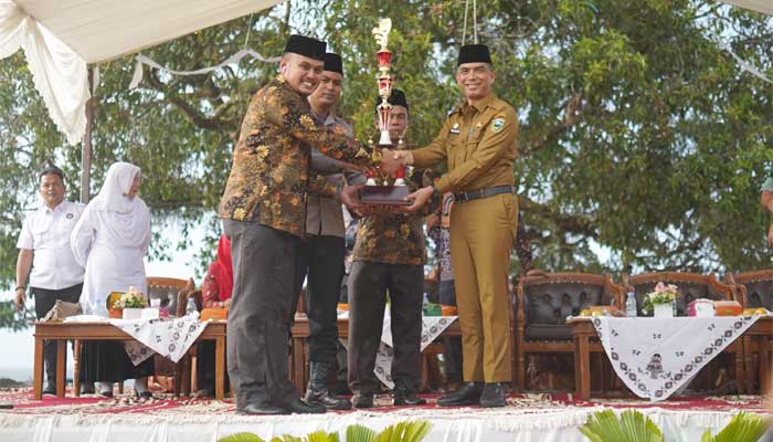 Sekda Medison serahkan hadiah MTQ Nasional Kabupaten Solok ke-40
