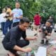 Om Zein Gelar Syukuran dengan Mengecat Trotoar di sepanjang Jalan KK Singawinata Purwakarta