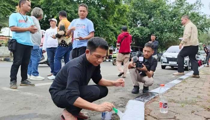 Unik! Menangi Pilkada Purwakarta 2024, Om Zein Gelar Syukuran dengan Mengecat Trotoar 1 Om Zein Gelar Syukuran dengan Mengecat Trotoar di sepanjang Jalan KK Singawinata Purwakarta