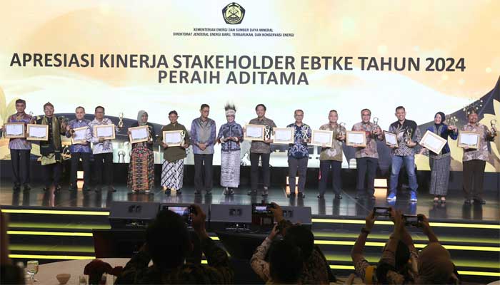 Penyerahan penghargaan pada Malam Apresiasi Kinerja Stakeholder EBTKE Tahun 2024