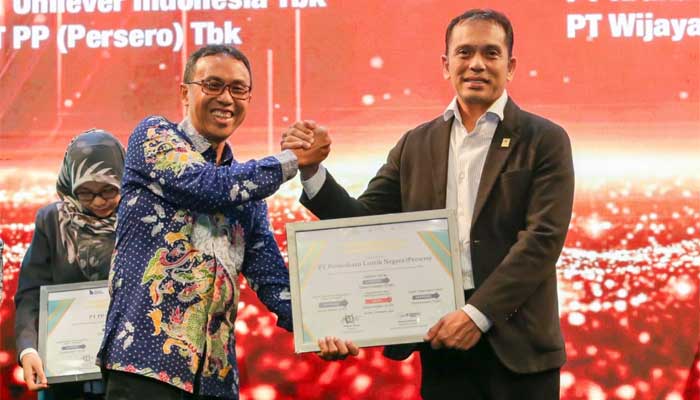 Executive Vice President Komunikasi Korporat & TJSL PLN Gregorius Adi Trianto (kanan) ketika menerima penghargaan Integritas Bisnis Lestari 2024