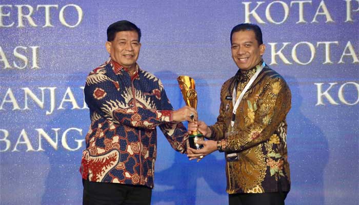 Penjabat Wali Kota Padang Panjang, Sonny Budaya Putra (kanan) terima Penghargaan Kota Terinovatif di IGA 2024