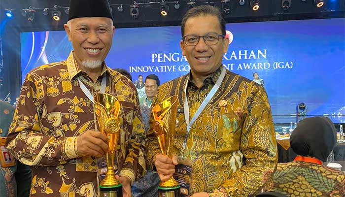 Gubernur Sumbar, Mahyeldi bersama Pj Wali Kota Padang Panjang, Sonny Budaya Putra usai menerima penghargaan