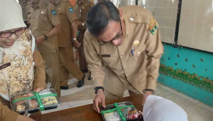 Pemko Sawahlunto Gencar Sosialisasikan Makan Bergizi Gratis di Sekolah 1 Pemko Sawahlunto sosialisasikan Makanan Bergizi Gratis di SD Negeri 11 pondok Batu Kecamatan lembah Segar