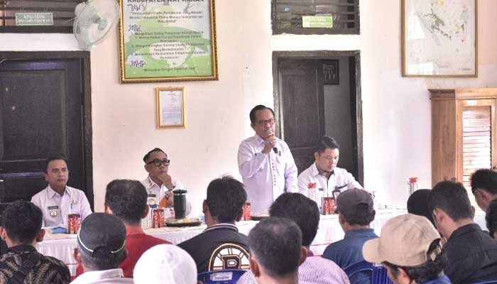 Kepala Dinas Perkebunan, Rofiki, hadiri penyerahan BPJS Ketenagakerjaan kepada Petani Pekebun Tanaman Sawit di Wilayah Kabupaten Way Kanan tahun 2024