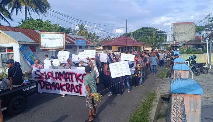 Puluhan Masyarakat Gelar Aksi Damai di Depan Kantor Bawaslu Payakumbuh, ini Tuntutan Mereka 1 Puluhan Masyarakat Gelar Aksi Damai di Depan Kantor Bawaslu Payakumbuh