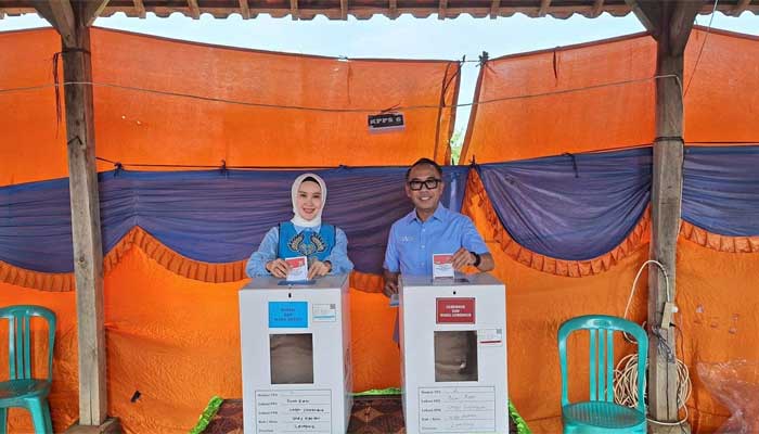 Bupati Way Kanan, Raden Adipati Surya bersama Istri mencoblos di TPS 02 Kampung Bumi Ratu