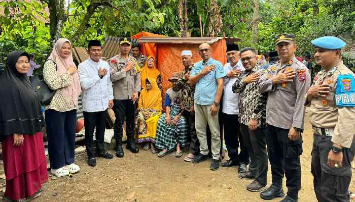 Wakil Bupati dan Kapolres Solok Serahkan Bantuan Bedah Rumah Tidak Layak Huni dari Baznas